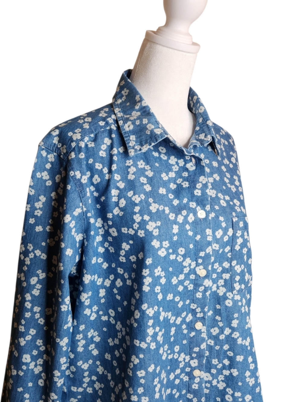 NEW Loft Blue Floral Chambray Button Down Shirt Size Medium - Picture 4 of 7